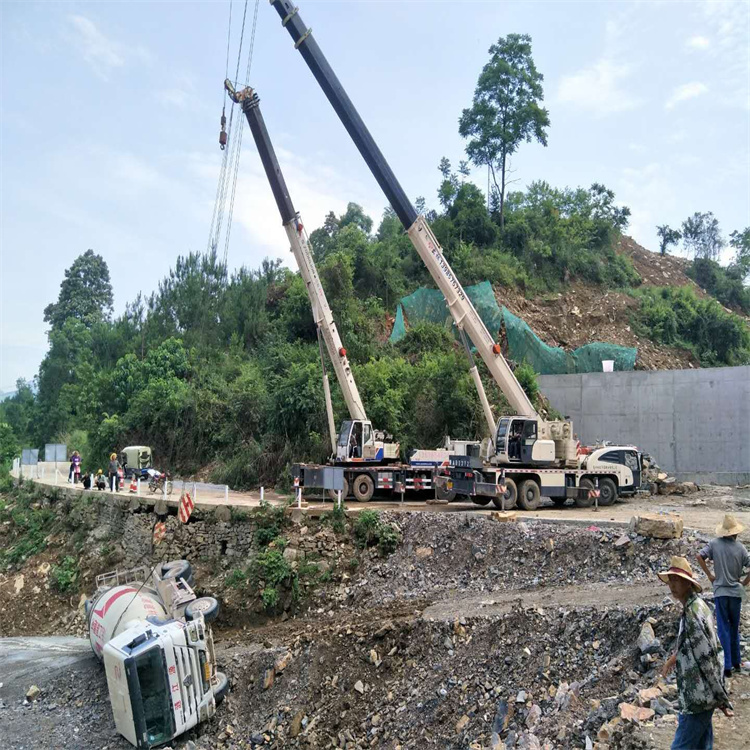 沂源县汽车掉沟里叫吊车救援要多少钱